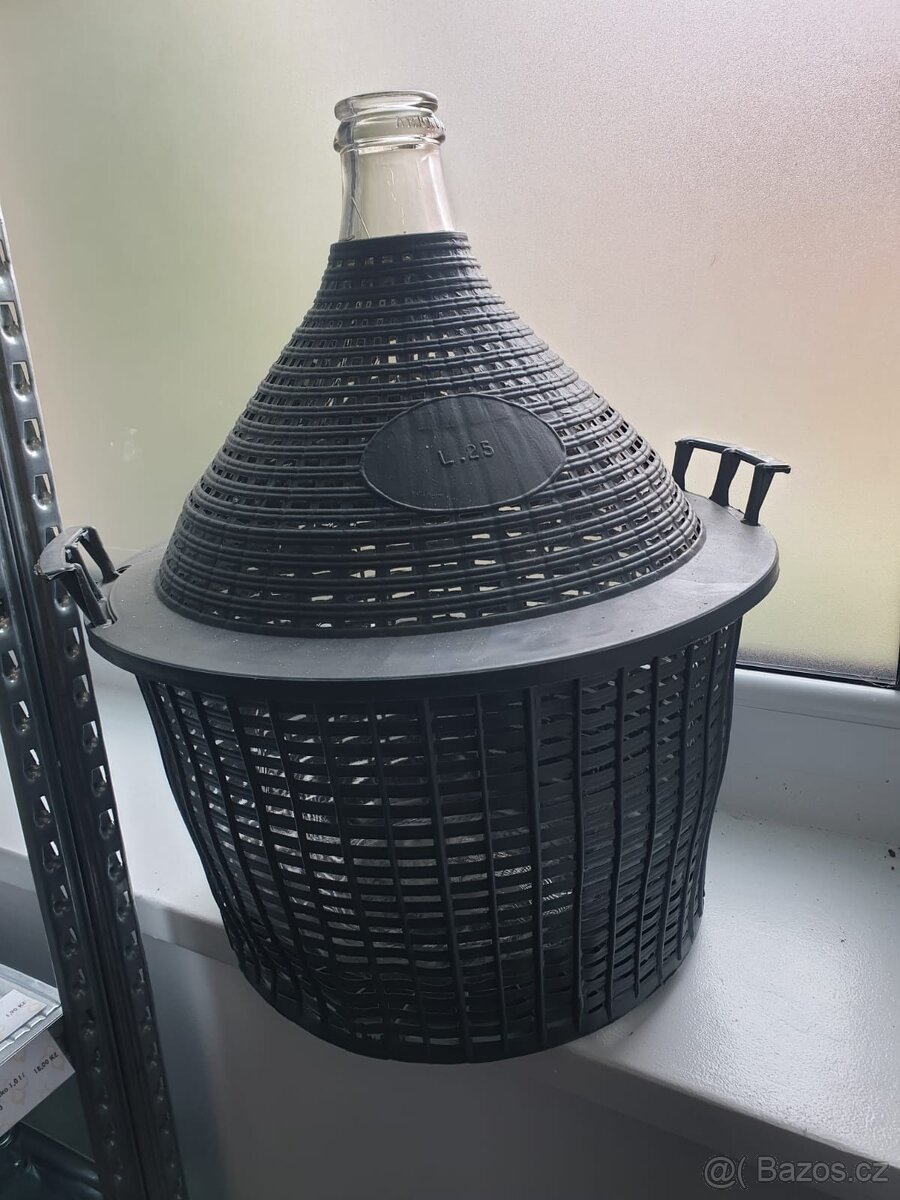 Demižon v plastovém koši 25 litrů