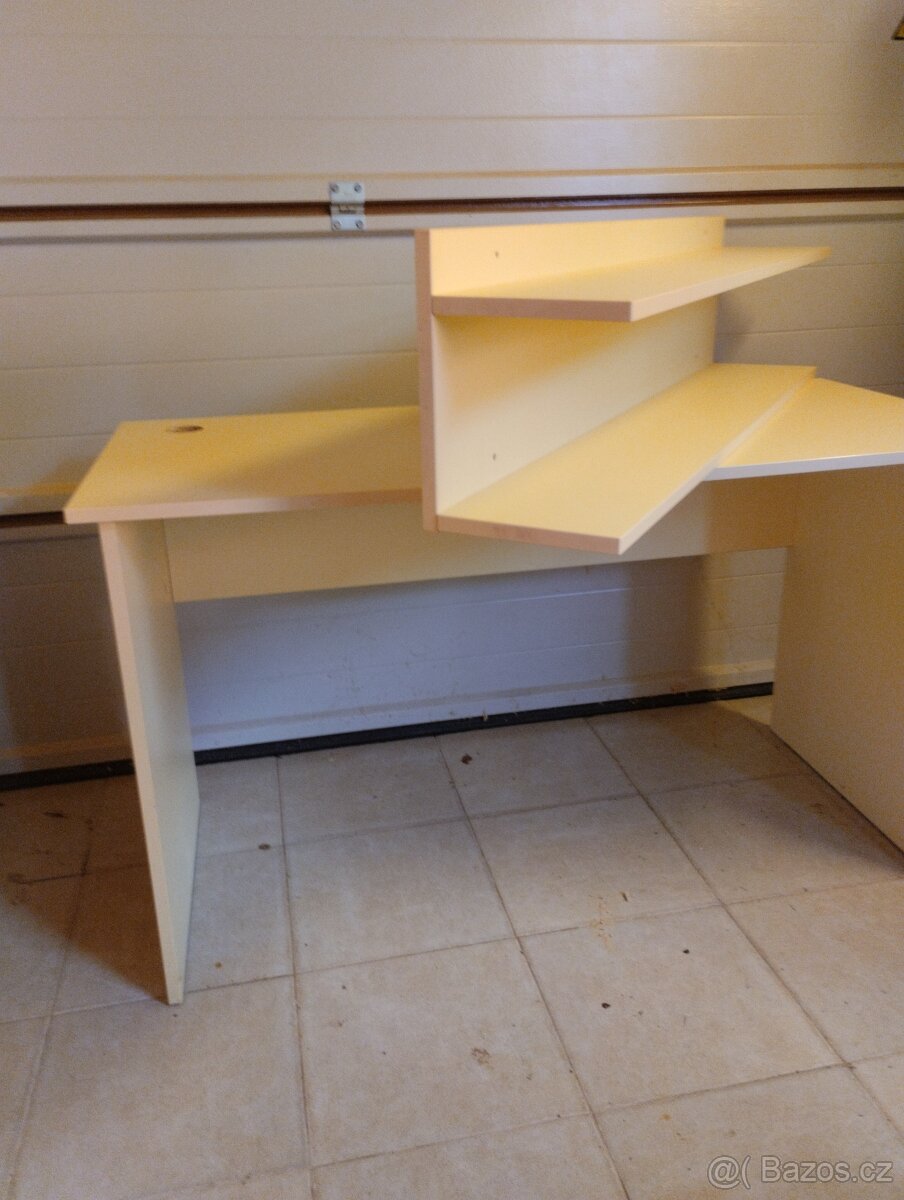 Psací stůl a polička