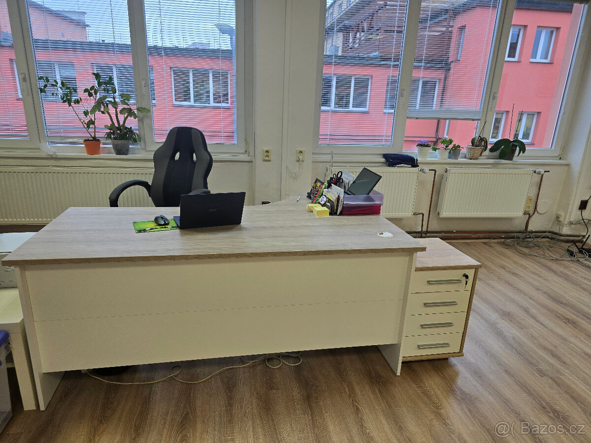 Kancelářský stůl 180 cm zachovalý,jako nový