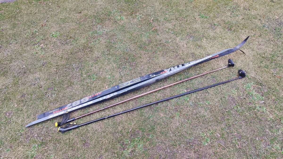 Běžecké lyže a hůlky