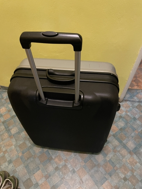 Kufr Cestovni z Bezpečného materiálu na kolečkách.Používaný.