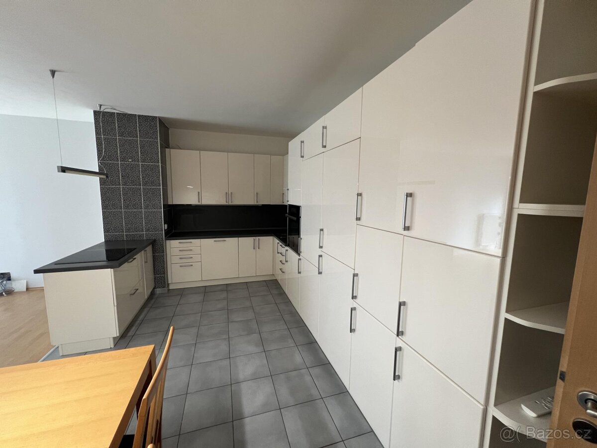 Pronájem bytu 3+kk 84m2; s terasou 100m2, Vladycká, Praha -