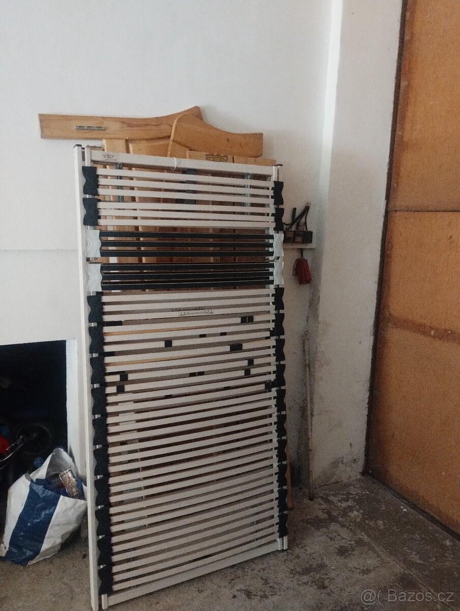 Dřevěná postel s rošty