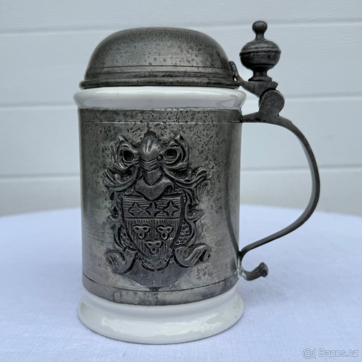 Starožitný porcelánový korbel cínová montáž rytířský erb