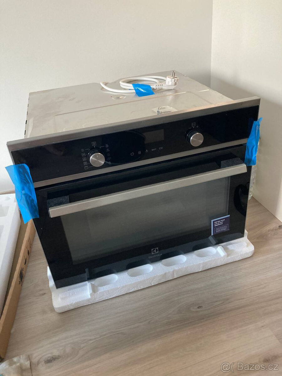 Vestavná mikrovlnná trouba Electrolux EVM6E46X
