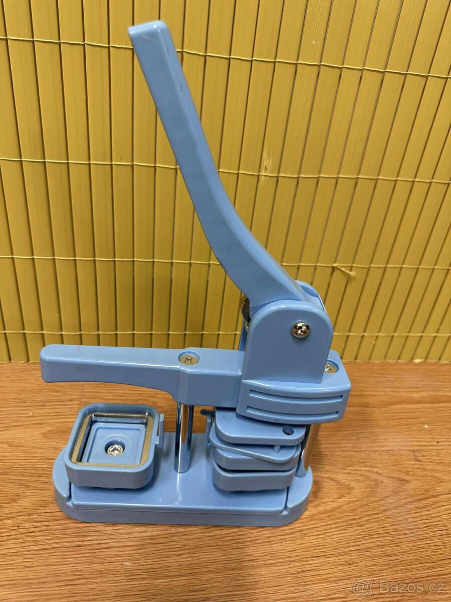 Perfektní výrobník placek / lis na odznaky