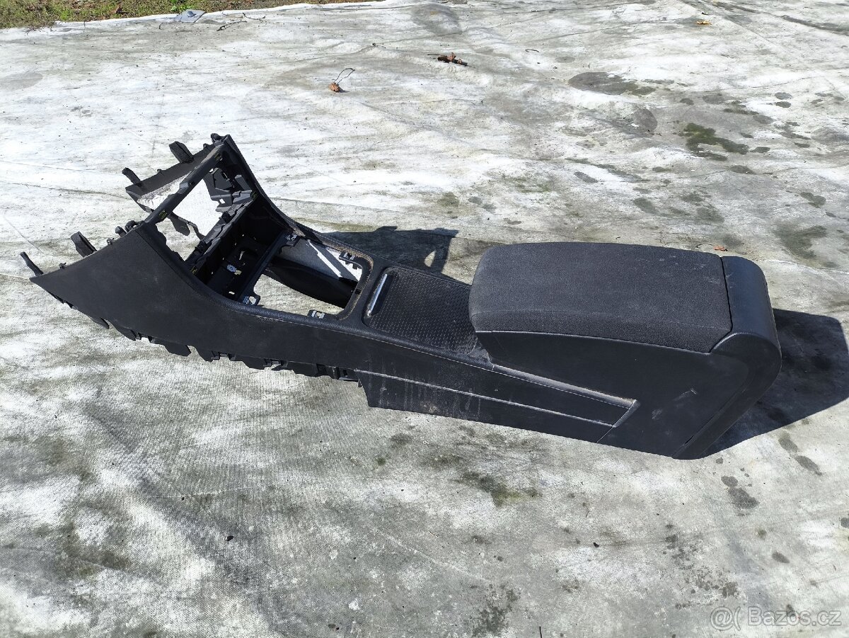 Passat B6 loketní opěrka