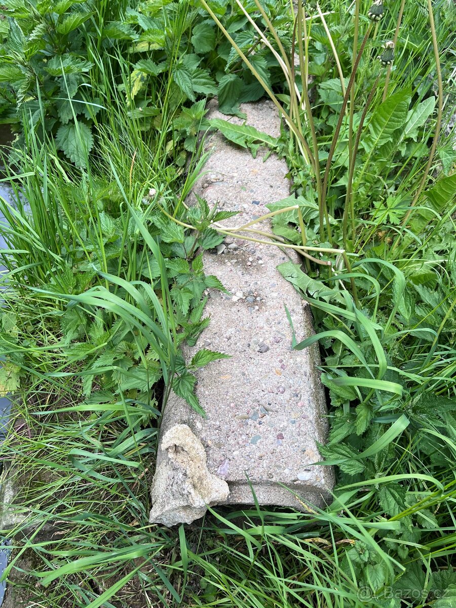 Betonové trubky 2ks, vnitřní průměr 200 mm délka 1 m.