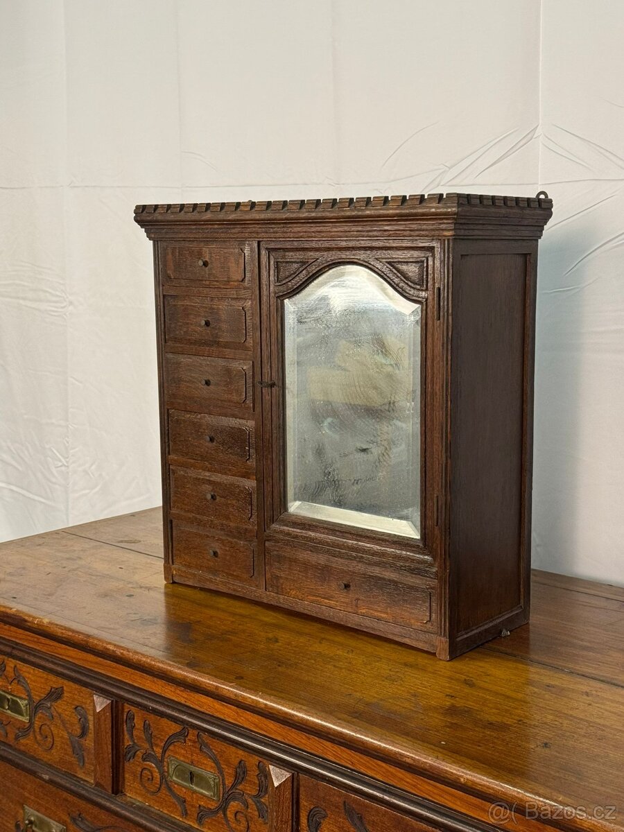 Starožitna skříňka