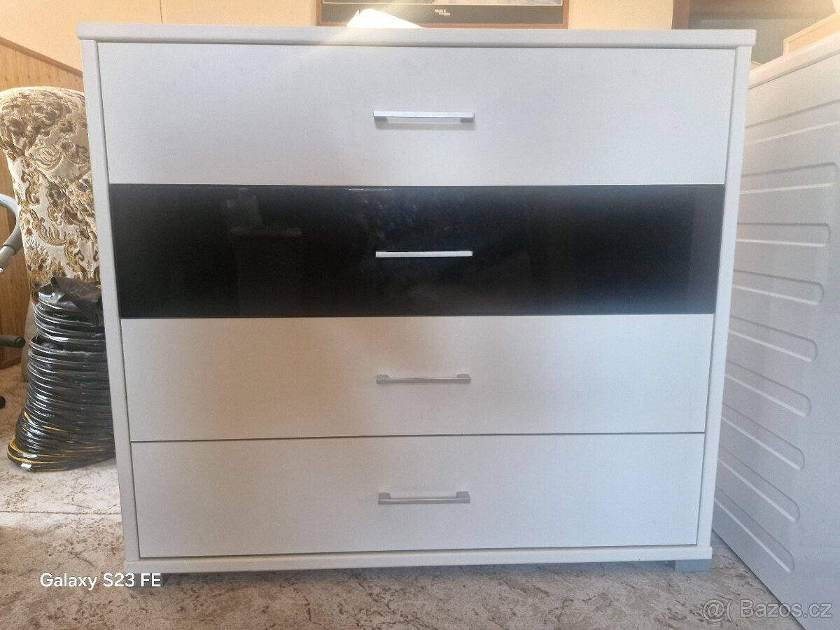 Komoda se zásuvkami