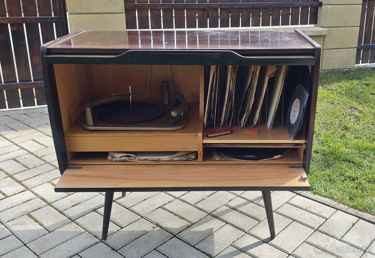Gramofon se skříní a LP deskami