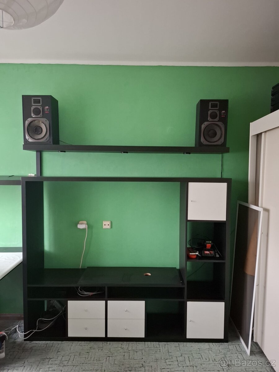 Studentská stěna s osvětlením + police – 2500 Kč