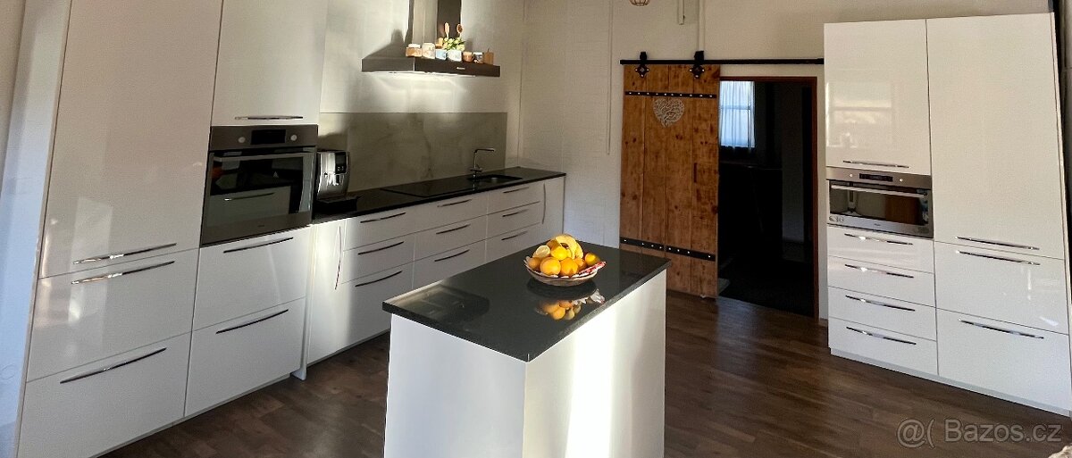 Kuchyň komplet a dá se poskládat podle potřeby