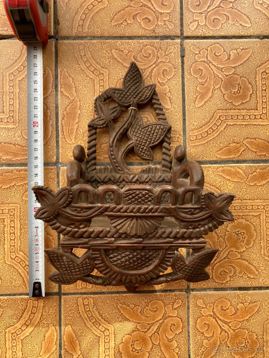 Ozdobný závěsný předmět (vyřezávaný)