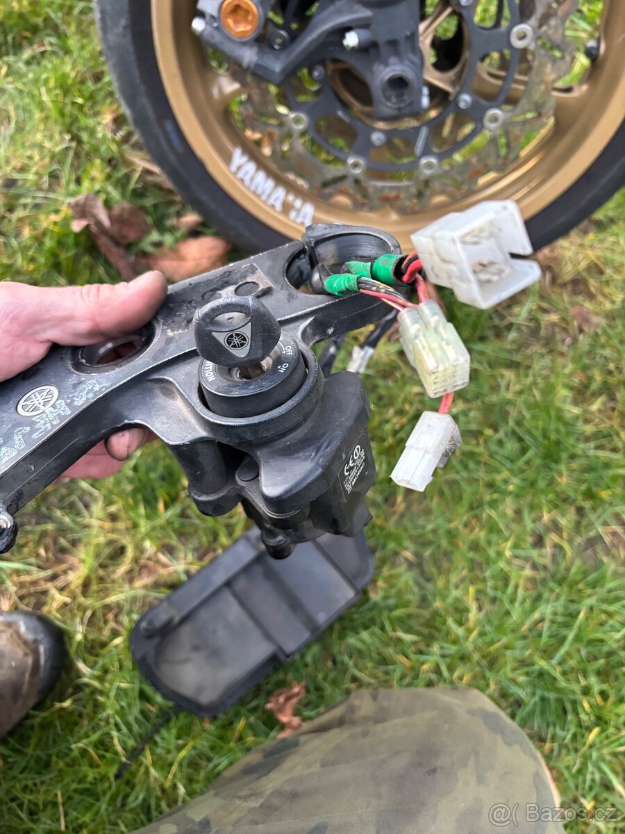 Spinaci skrinka a ridici jednotka na Yamaha R1 04-06 Rn12