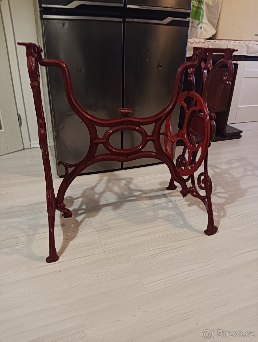 Stolek od šicího stroje