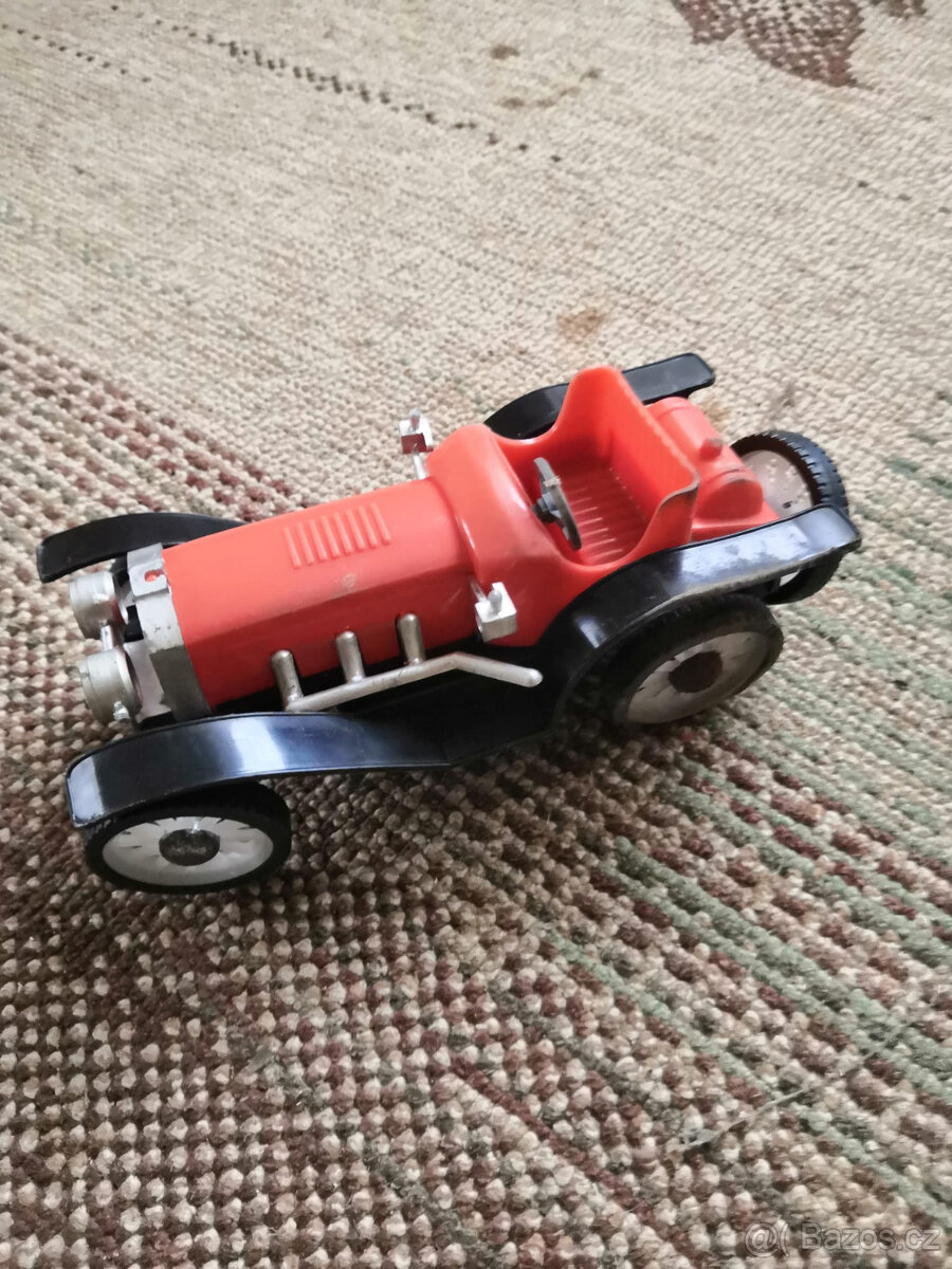 Starší plastové autíčko