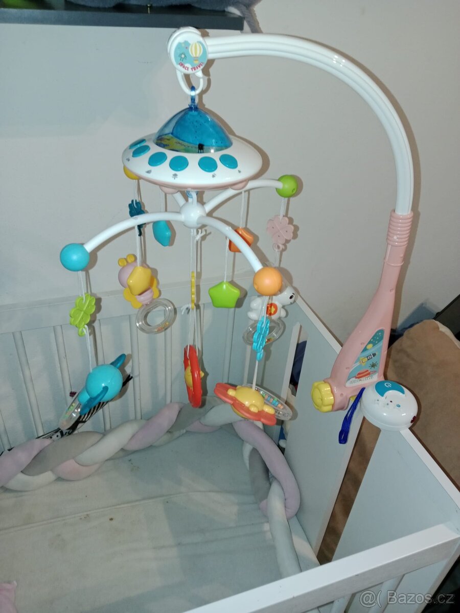 Kolotoč nad postýlku