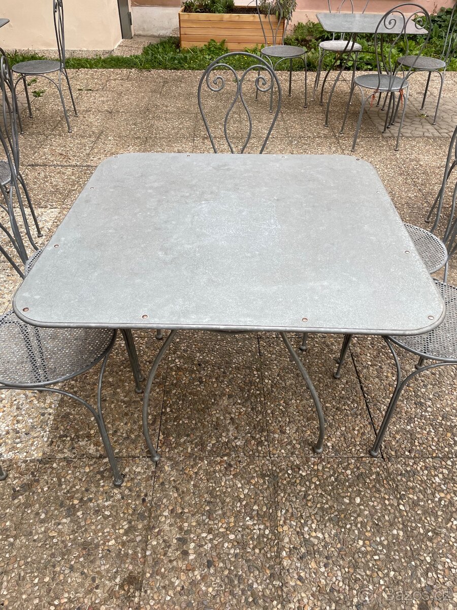 Železné stoly na zahrádku