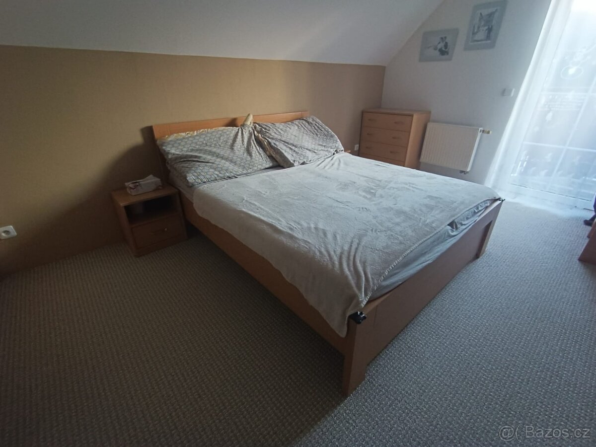 Manzelska postel 200x160 cm buk+nocni stolky