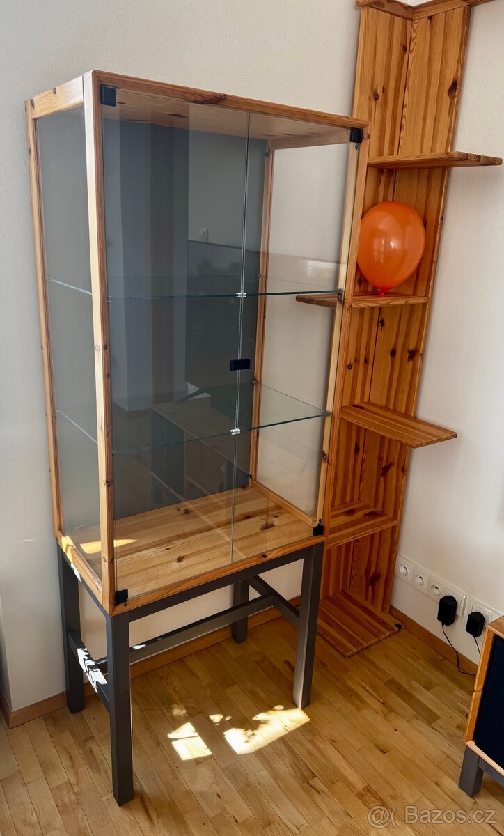 Ikea prosklená vitrína za borovicového masivu