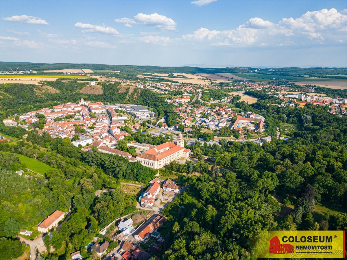 Moravský Krumlov, zahrada 1.800 m2, studna, elektřina - poz