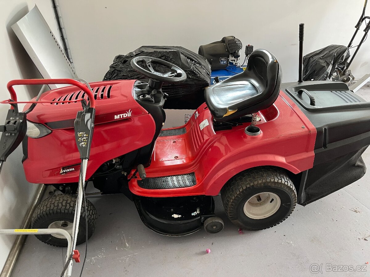 Zahradní traktor mtd