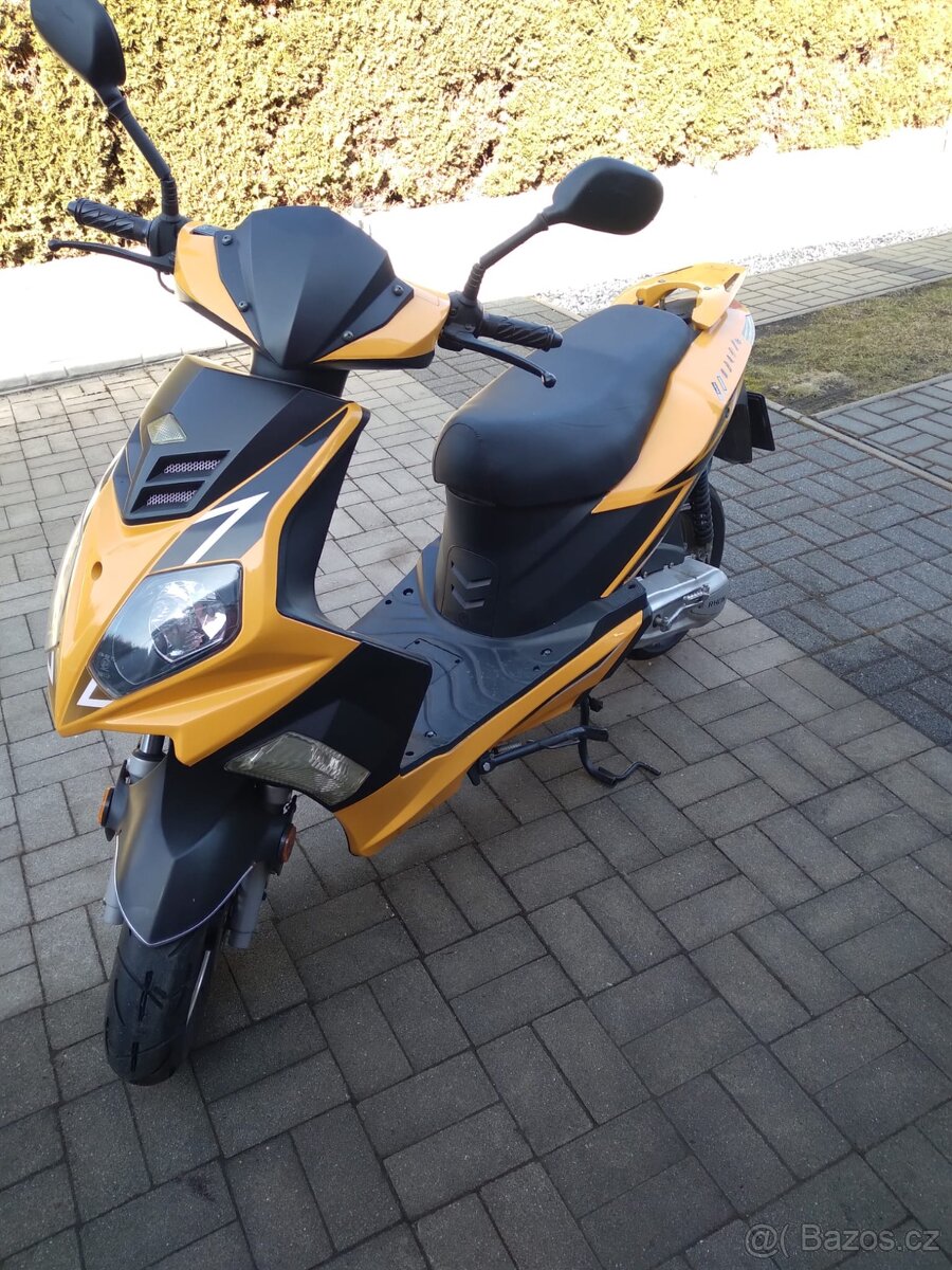 Skútr RHON 50
