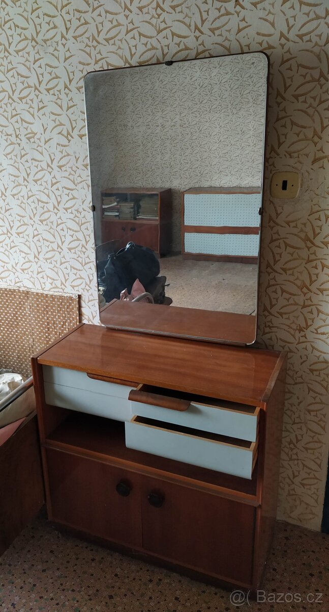 Retro toaletní stolek
