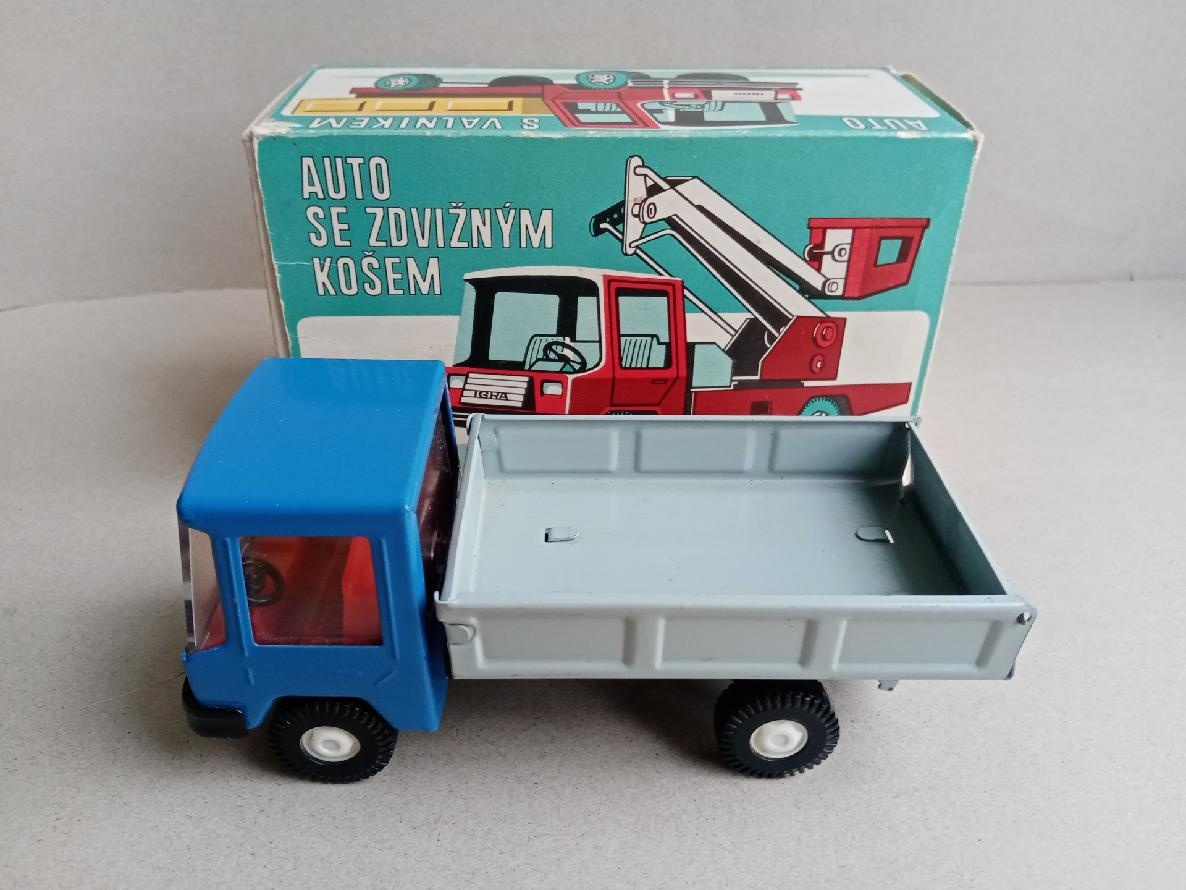 Igra- valník, plechové auto, stará hračka, 80.léta