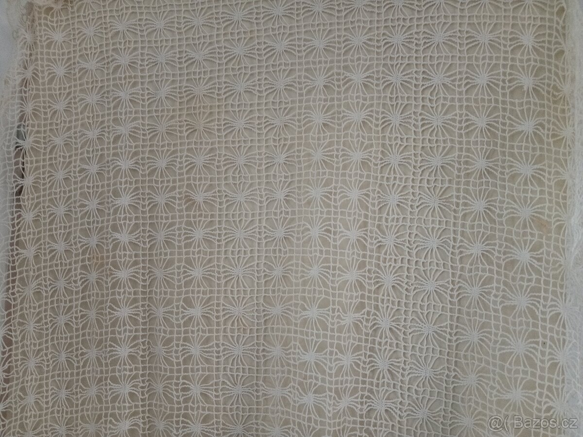 Háčkovaný ubrus hrubší 83x90cm