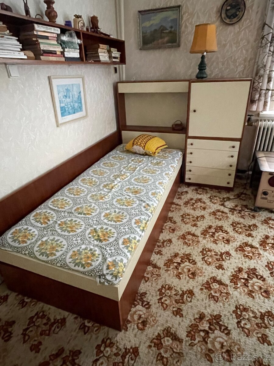Postel s uložným prostorem a skříní