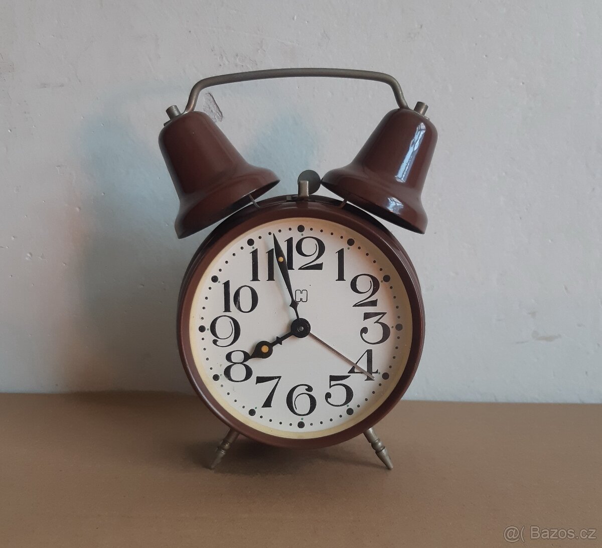 starý budík s logem H