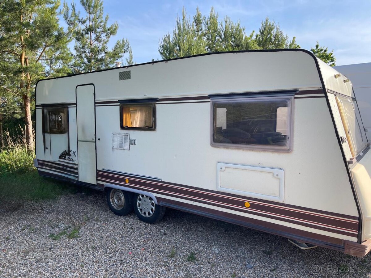 Karavan velký. Papíry. Pojízdný