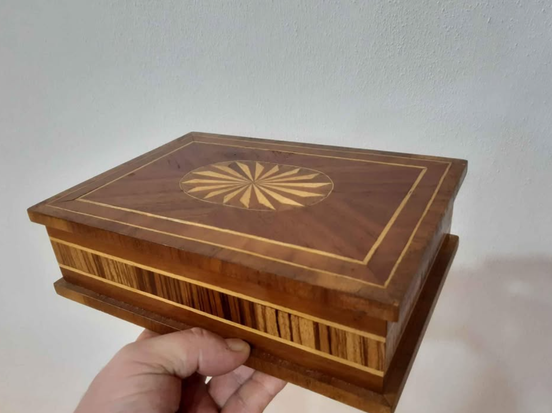 vykládaná skříńka