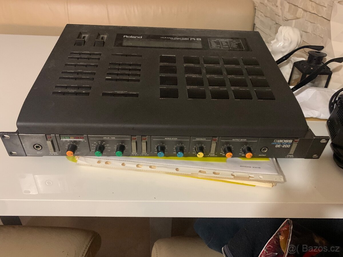 Boss DE200 vintage delay a Roland R8