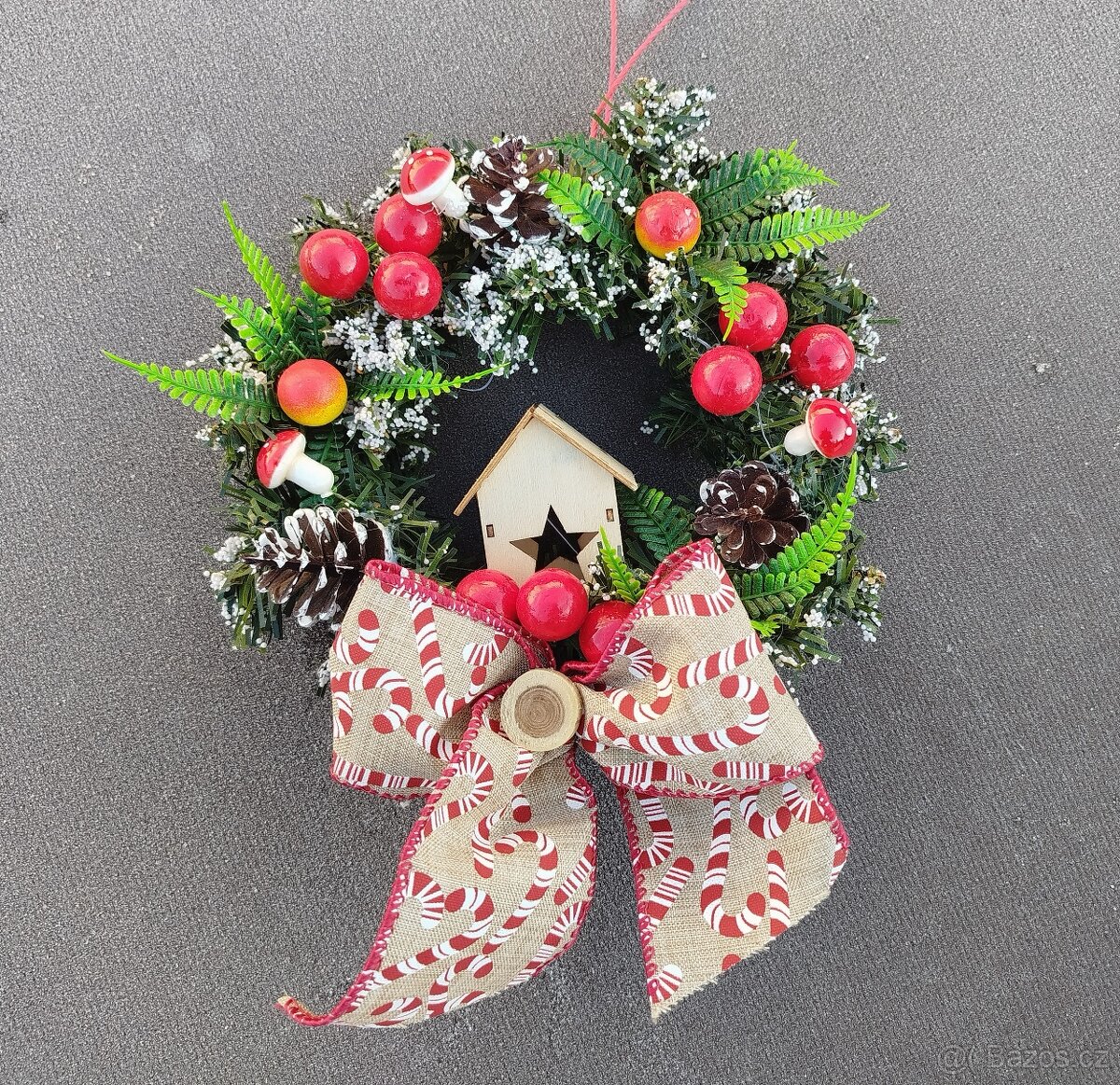 Prodám trvanlivý vánoční věnec na dveře