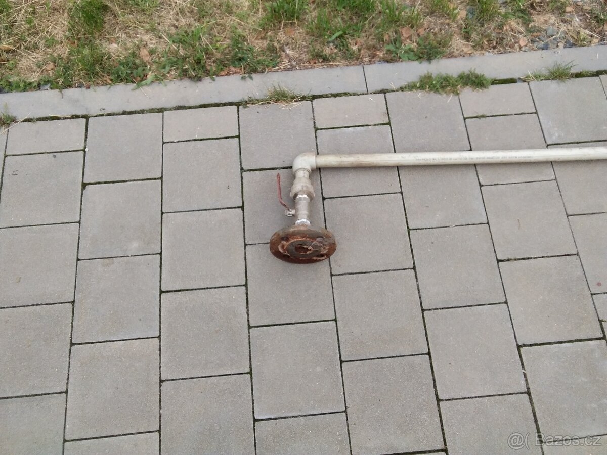 Potrubí s přírubou a sacim košem.