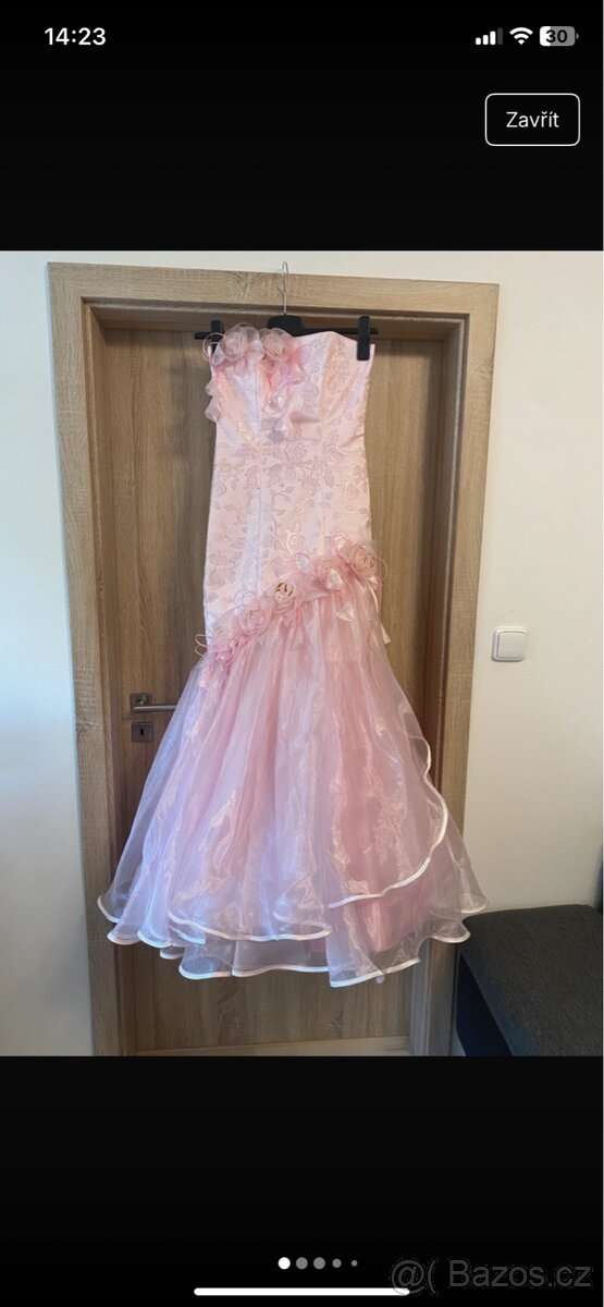 Korzetové růžové společenské šaty s růžičkami