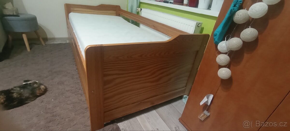 Dřevěná postel s matrací a se dvěma velkými šuplíky