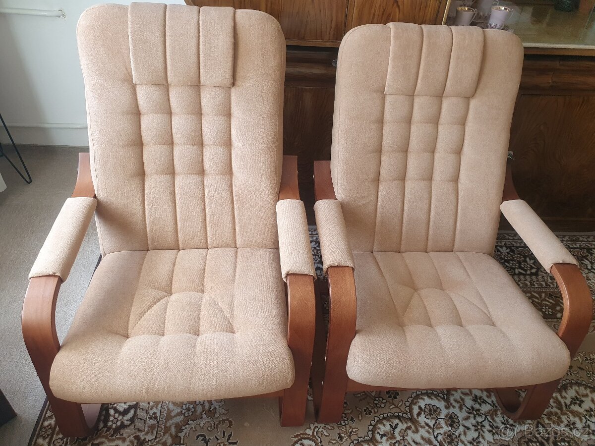 Dvě zánovní pohupovací křesla českého výrobce BRADOP