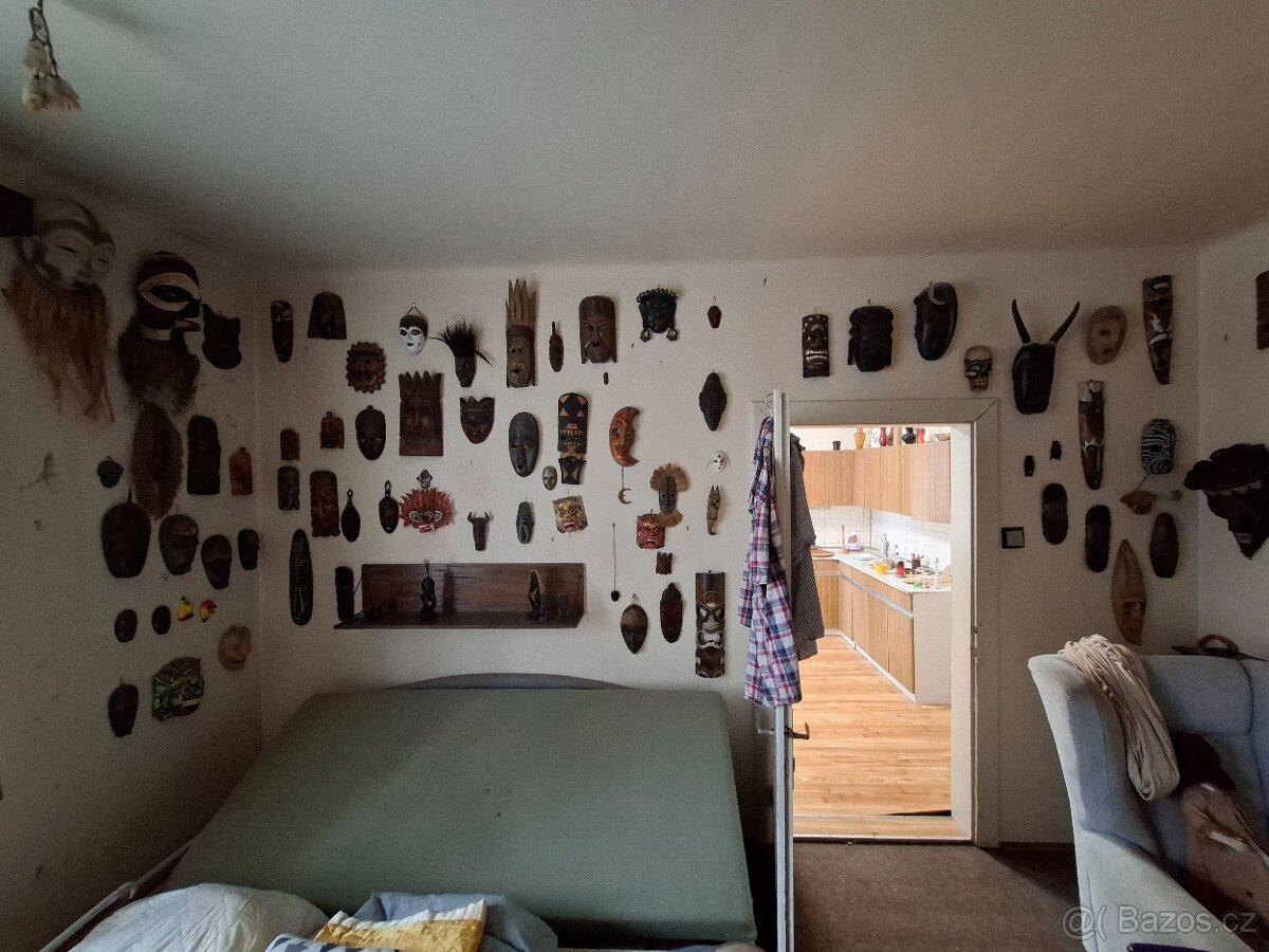 masky - dřevěné a hliněné dekorace