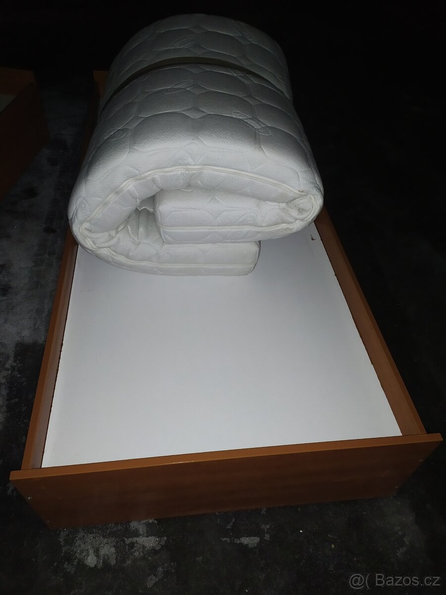 Kvalitní postel ,válenda s matrací 90 cm v dobrém stavu