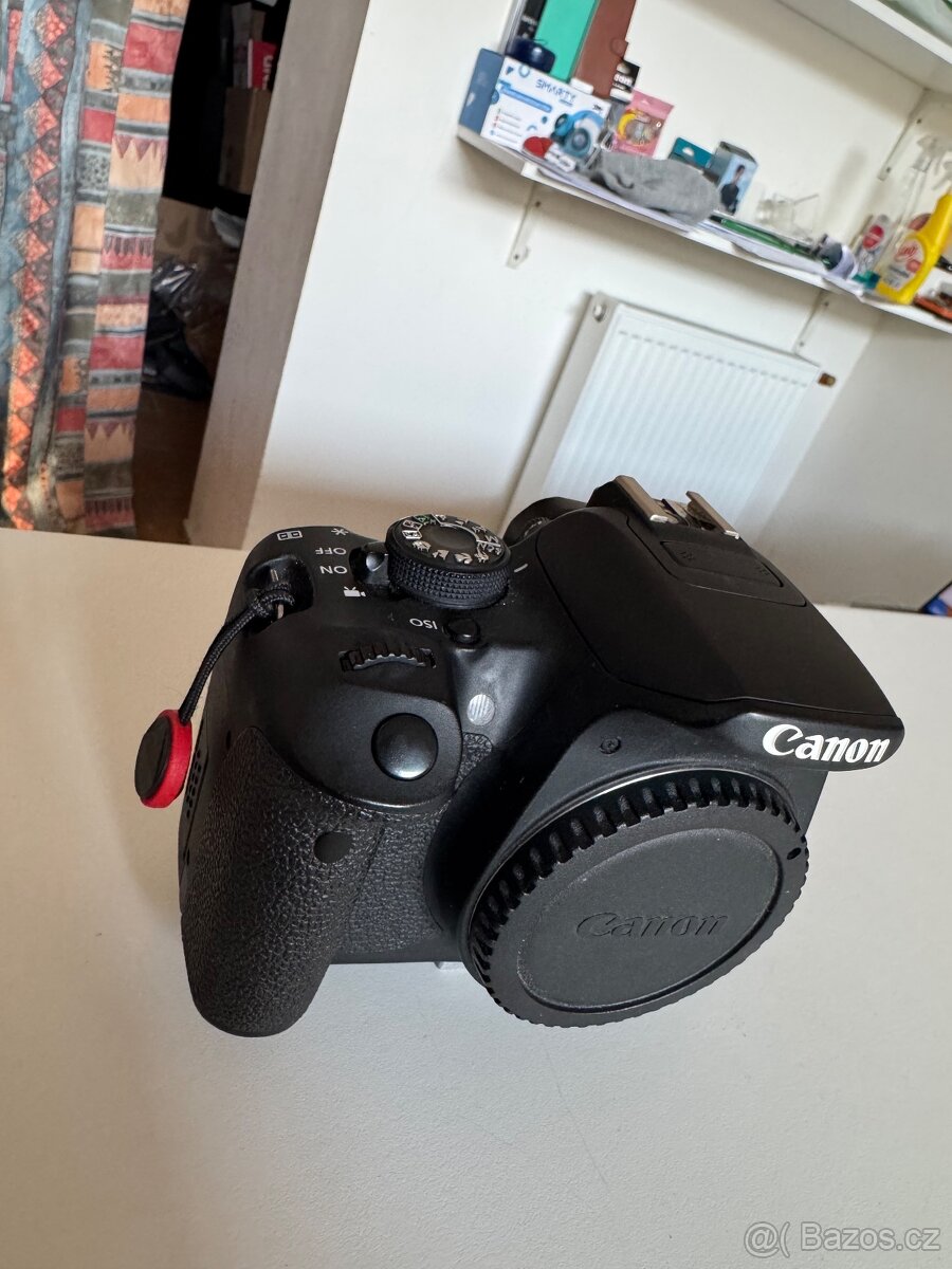 Zrcadlovka Canon EOS 700D zánovní