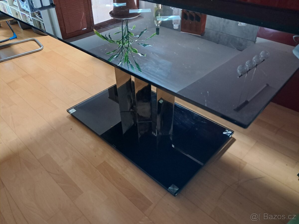 Luxusní skleněný jídelní stůl