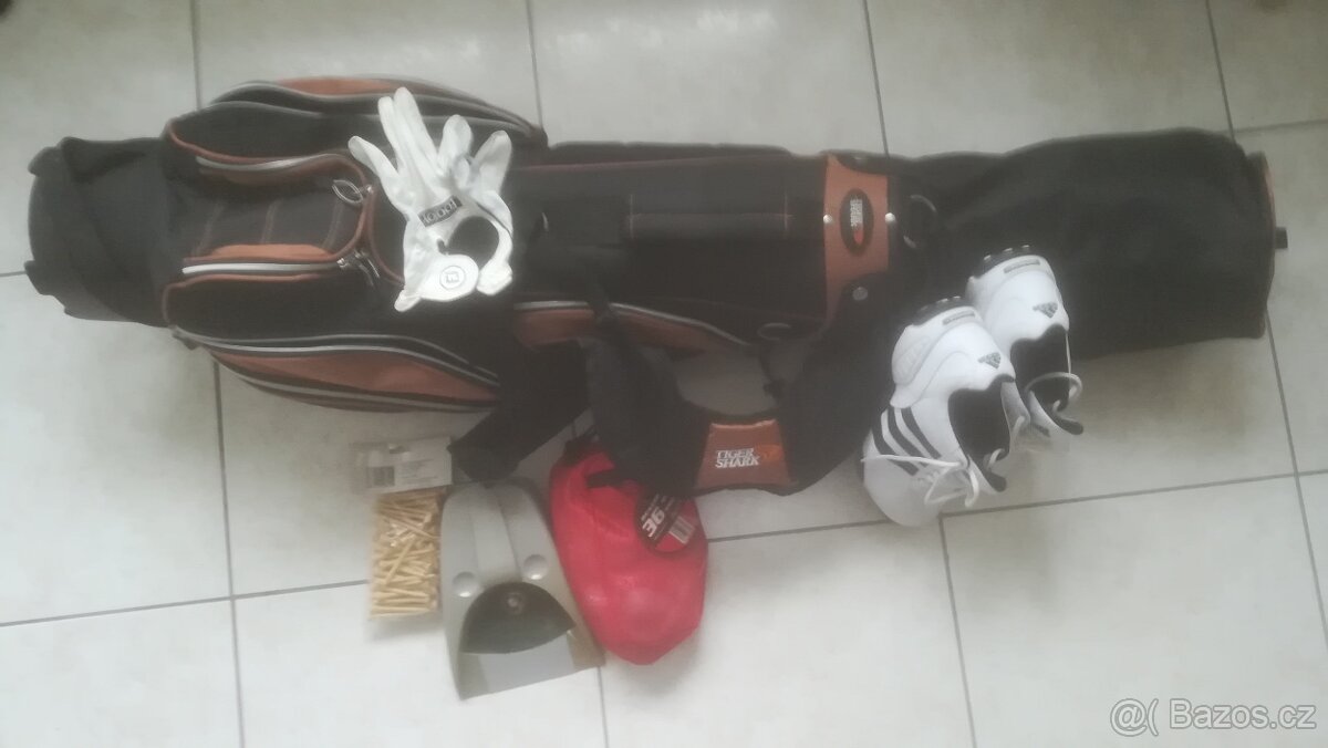 Golfové vybavení Tiger Shar s příslušenstvím.