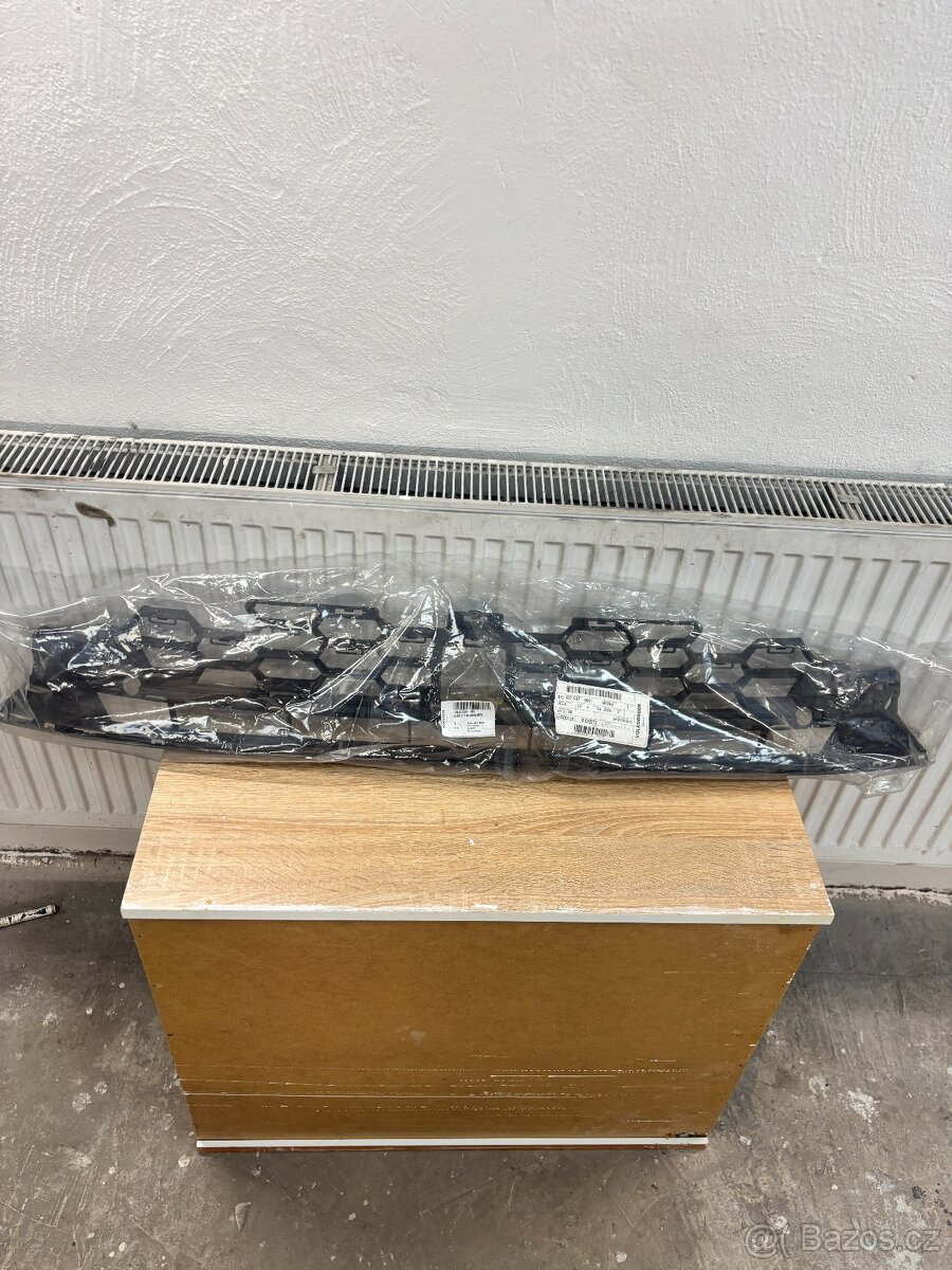 Audi A3 8Y0 maska mřížka grill 8Y0807647