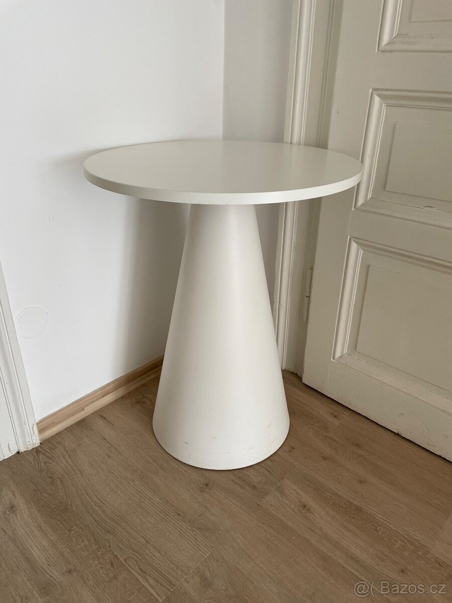 stolek skandinávský design