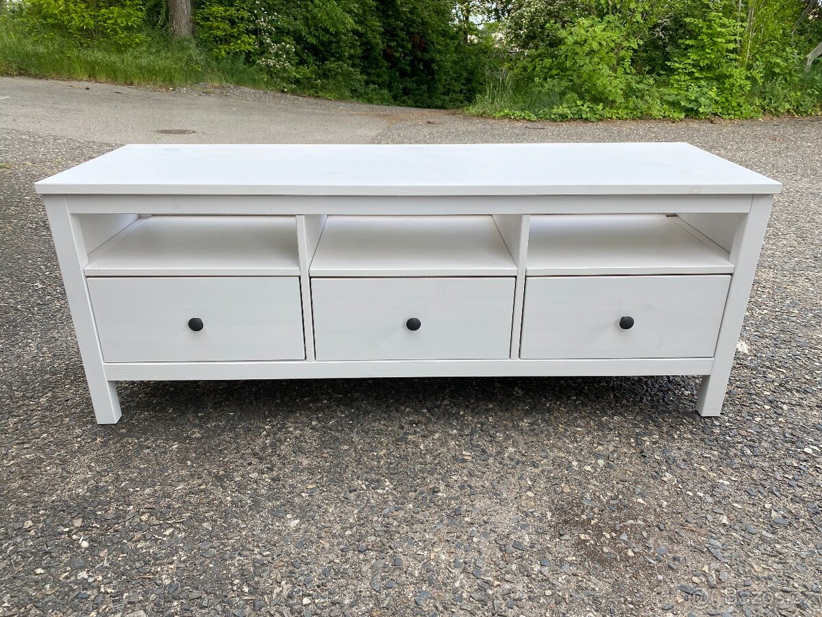 IKEA Hemnes Tv stolek - bíl. mořidlo
