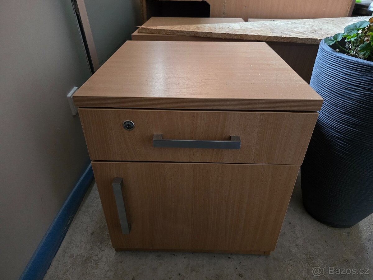 Prodám stolek k posteli apod.